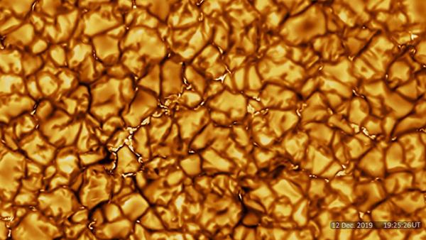 全球最大太阳望远镜发布最“高清”太阳照片